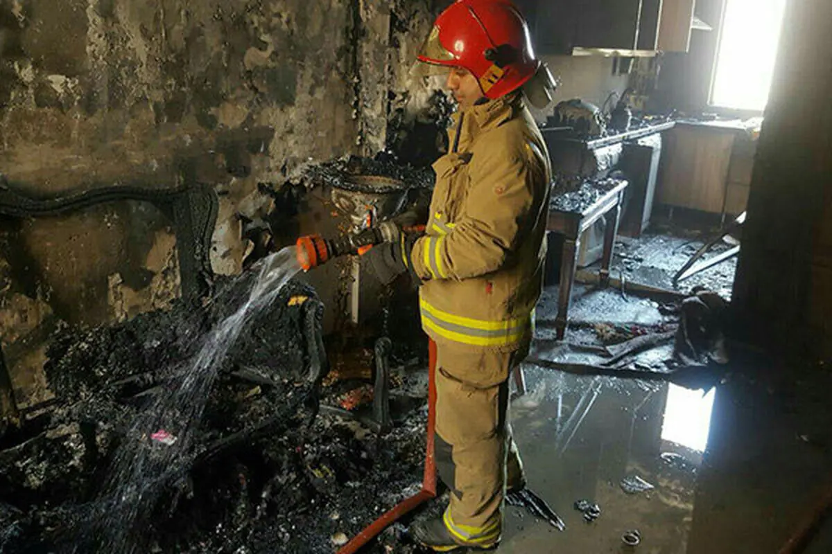 نجات ۲ نفر از میان شعله های آتش واحدمسکونی/علت حادثه در دست بررسی