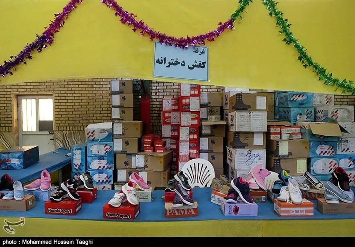 توزیع هدایای مقام معظم رهبری در مدارس کردستان