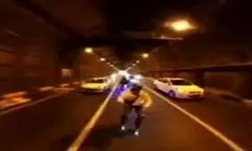 حرکات خطرناک و عجیب جوان اسکیت سوار در بزرگراهی در تهران/ ویدئو