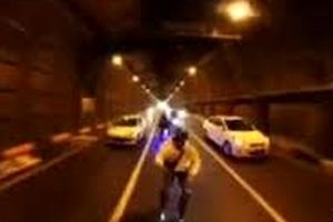 حرکات خطرناک و عجیب جوان اسکیت سوار در بزرگراهی در تهران/ ویدئو