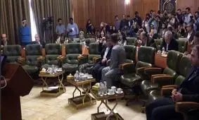 کدامیک از اعضای شورای شهر برگه های رای خود در زمان استعفا را نشان دادند؟