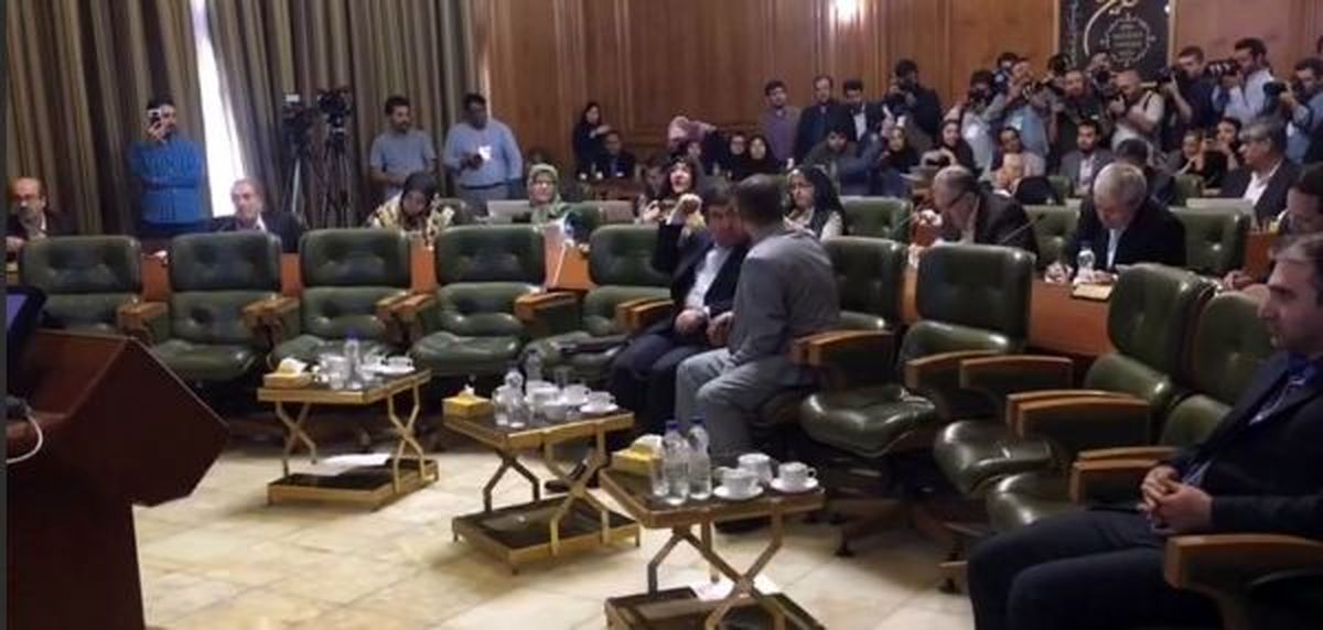کدامیک از اعضای شورای شهر برگه های رای خود در زمان استعفا را نشان دادند؟