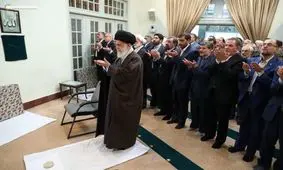 اقامه نماز جماعت ظهر و عصر به امامت آیت‎الله خامنه‎ای در دیدار نوروزی مسئولان کشور با رهبری+ عکس