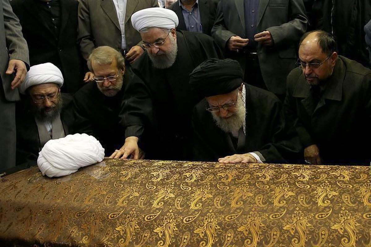 فیلم اقامه نماز بر پیکر آیتالله هاشمی توسط رهبر معظم انقلاب