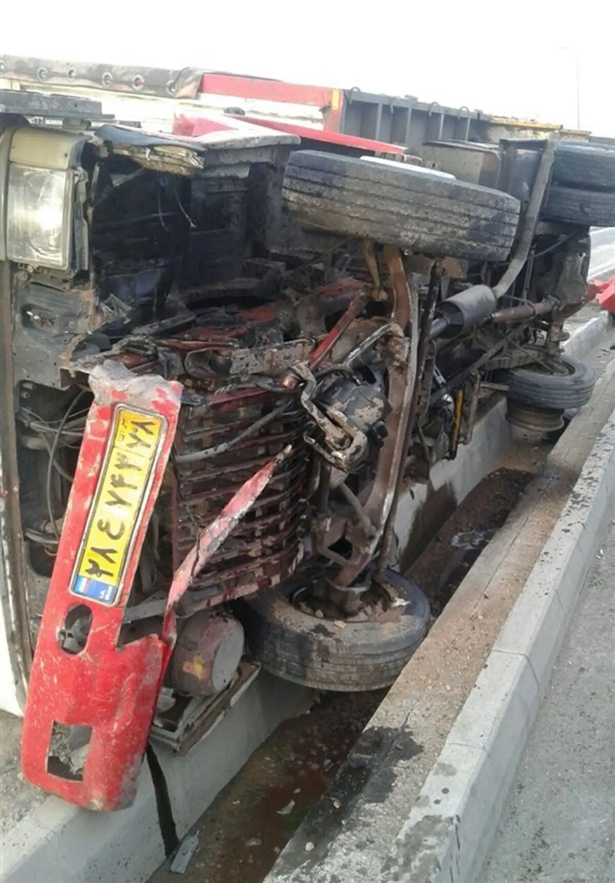 واژگونی یک کامیونت در بزرگراه آزادگان