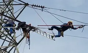 طوفان ۷۵ پایه برق را در اطراف اهواز شکست