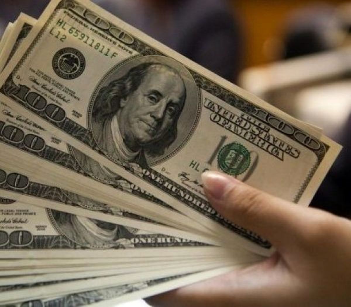 صادرکنندگان ملزم شدند ارز خود را به سیستم بانکی یا صرافی‌ها بفروشند