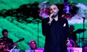 همخوانی تماشایی یک زن در کنسرت حامی وایرال شد/ ویدئو