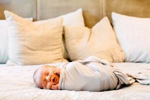 خوابیدن نوزاد روی تخت والدین خطرناک است
