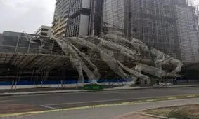 عکس/ سقوط داربست در سعادت آباد تهران حادثه آفرید