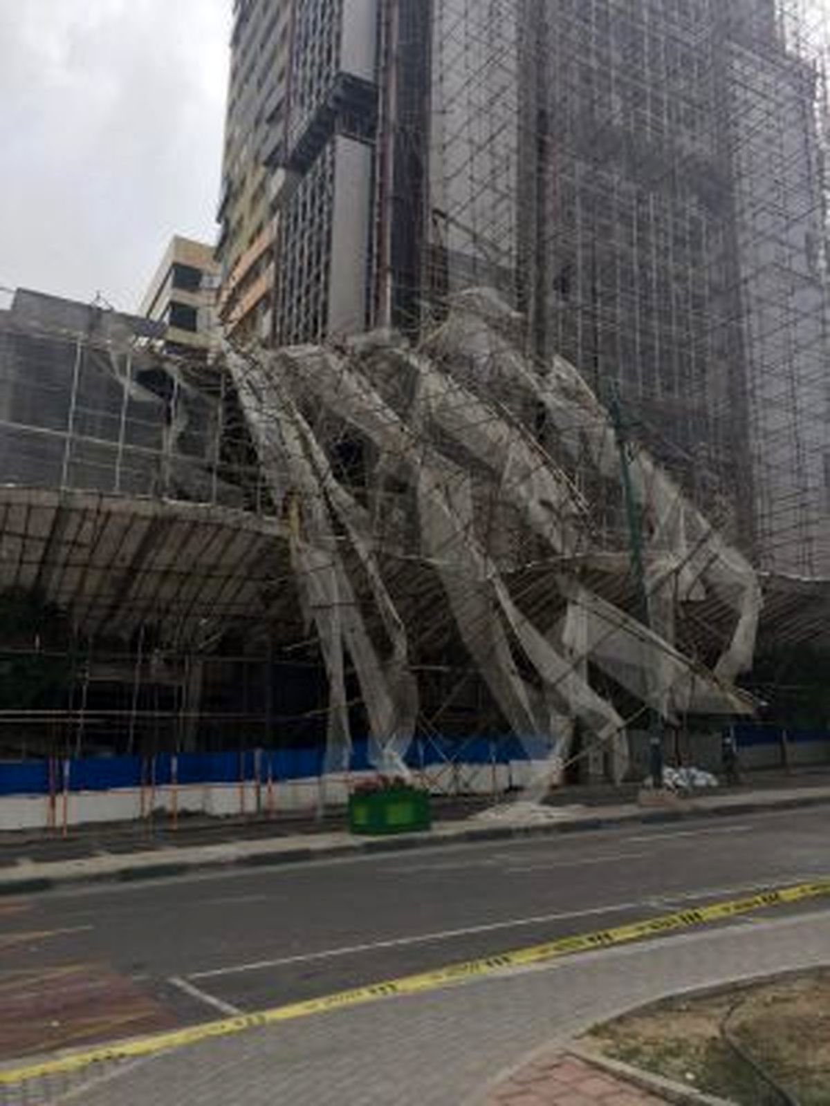 عکس/ سقوط داربست در سعادت آباد تهران حادثه آفرید
