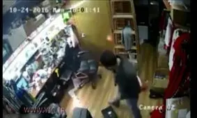 فیلم /لحظه انفجار آیفون 7 در دست تعمیرکار