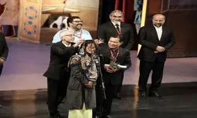 اصلاح حجاب مهمان خارجی روی صحنه اختتامیه جشنواره جهانی فیلم فجر+ عکس