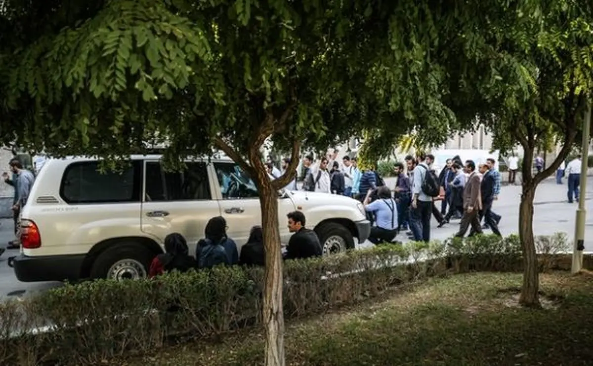 دو تجمع در مقابل صحن شورای شهر تهران