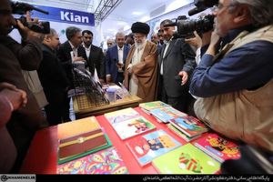 بازدید رهبر انقلاب از نمایشگاه کالاهای ایرانی/تقدیر از تولیدکنندگان ایرانی