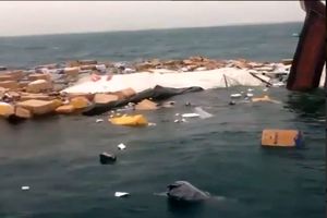 فیلمی از غرق شدن لنج در ساحل جزیره خارک