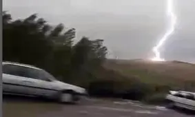 لحظه رعب آور اصابت صاعقه به زمین در محور سقز به مریوان