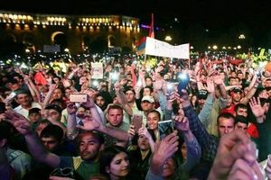 گسترش دامنه اعتراض ها در ارمنستان/معترضان به ساختمان های دولتی هجوم بردند