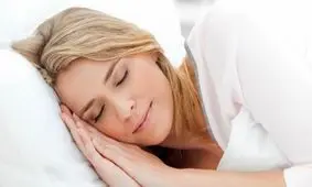 زیر بالش‌تان سیر بگذارید