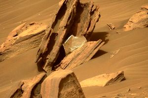 مشاهده یک شی نقره ای براق در مریخ