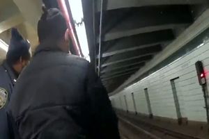 عملیات پلیس برای نجات مرد جوان که روی ریل مترو افتاده بود/ ویدئو