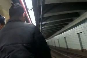 عملیات پلیس برای نجات مرد جوان که روی ریل مترو افتاده بود/ ویدئو