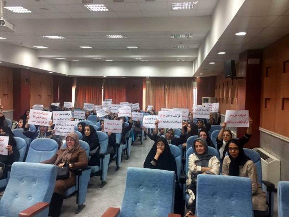 تجمع اعتراضی متخصصان زنان در مشهد/ چرا وزارتخانه به ماماها بهای بیشتری می‌دهد؟