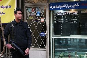 رویترز: ایران با ذخایر ارزی ۱۱۲ میلیارد دلاری توان کافی برای حمایت از ریال دارد