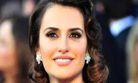 بازیگر زنی که دست اصغر فرهادی را گرفته است کیست؟