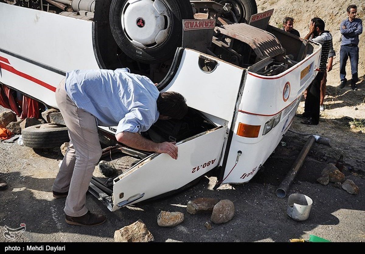 ۱۳ تن از مصدومان حادثه واژگونی اتوبوس در محور شیراز - کرمان سرباز هستند