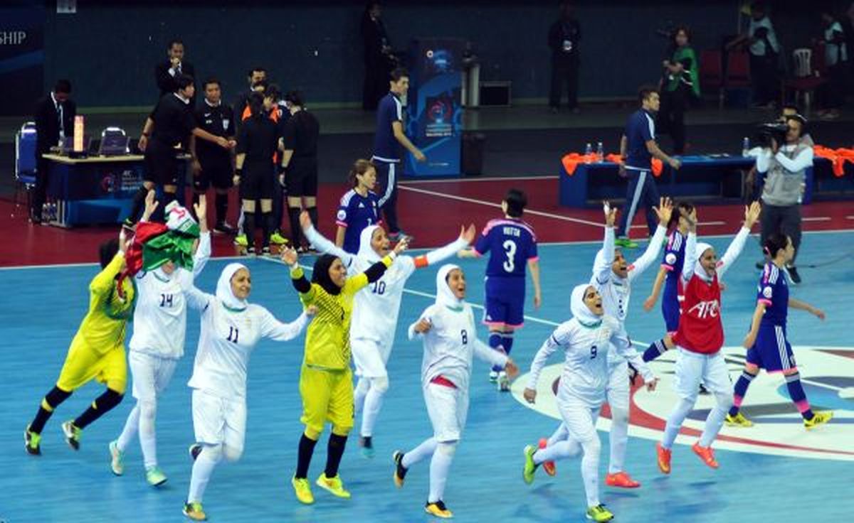 لحظه بالا بردن جام قهرمانی فوتسال آسیا توسط بانوان ایرانی
