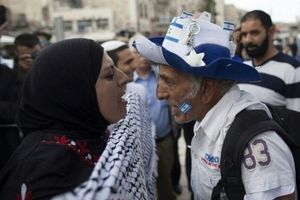 جدال زن فلسطینی و مرد اسرائیلی پیش از افتتاح سفارت جدید آمریکا