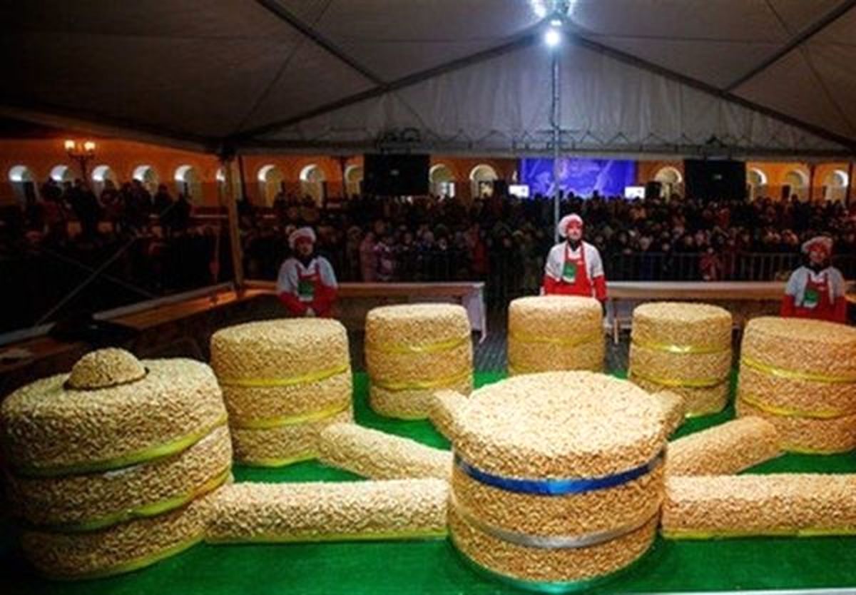 پخت «چاک چاک» ۱۳۰۰ کیلوگرمی در شهر بازی ایران و اسپانیا
