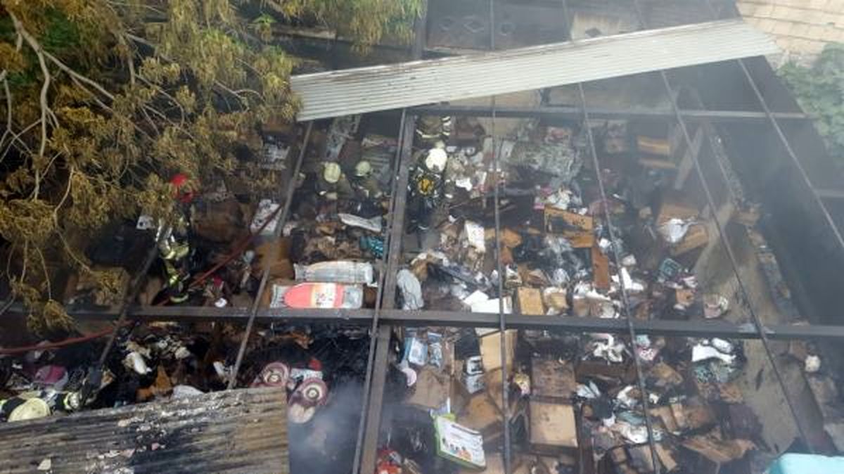 آتش سوزی در انبار لوازم خانگی در خیابان مولوی + تصاویر