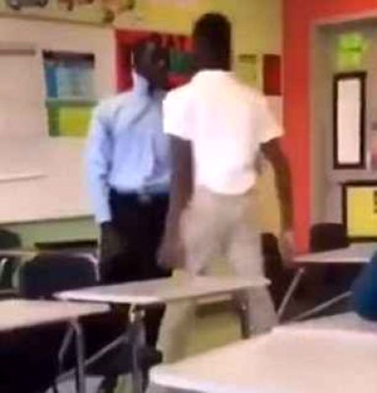 کتک‌کاری شدید معلم با دانش‌آموزش در کلاس +فیلم