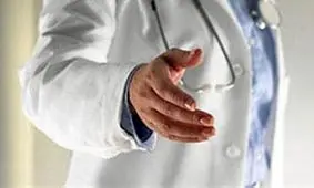 روش عجیب یک پزشک برای درمان بیمارانش!+فیلم