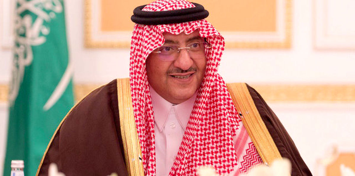 ولیعهد مخلوع عربستان در حال نماز خواندن