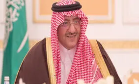 ولیعهد مخلوع عربستان در حال نماز خواندن