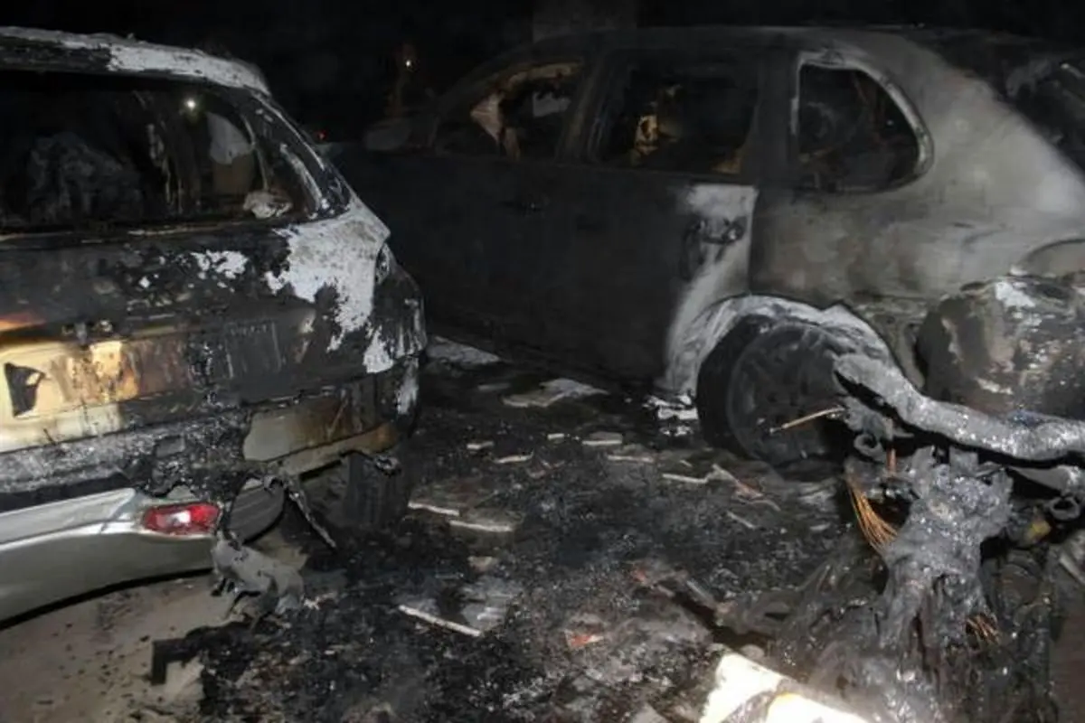 نجات 40 نفر در آتش‌سوزی پارکینگ ساختمان مسکونی/ دو دستگاه خودرو در حریق سوختند+ تصاویر