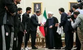 اهدای پیراهن شماره ۱۲ تیم ملی فوتبال ایران به رییس جمهور