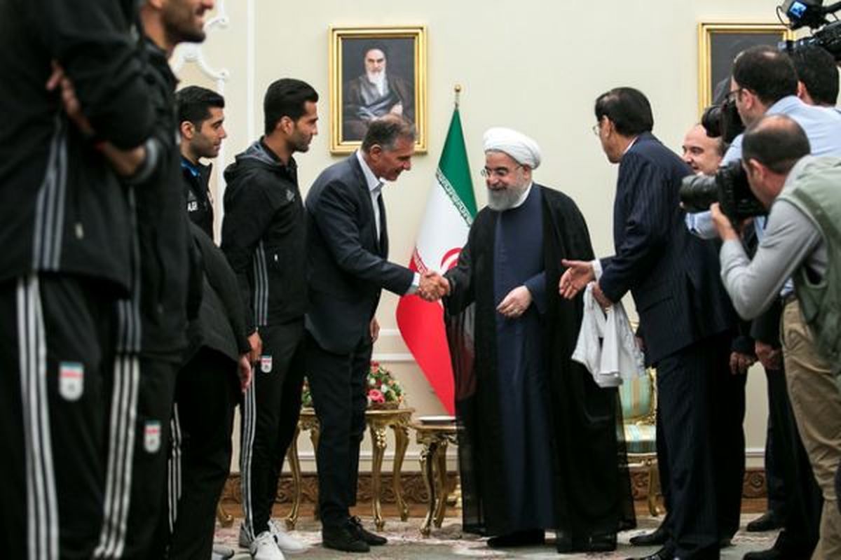 اهدای پیراهن شماره ۱۲ تیم ملی فوتبال ایران به رییس جمهور