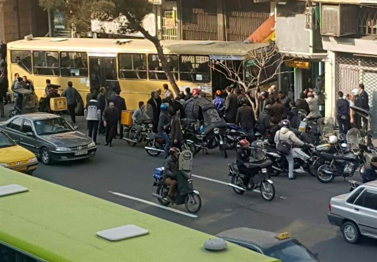 تصادف اتوبوس با سه موتورسیکلت و مغازه در خیابان مطهری
