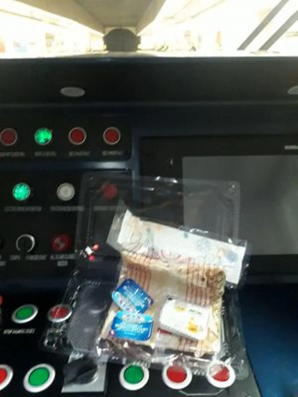 عکسی از افطاری راهبران قطار مترو تهران