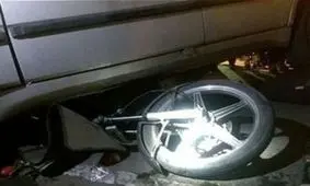 لحظه رفتن مرد موتورسوار زیر خودرو شاسی‌بلند +فیلم