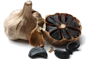 4 خاصیت فوق العاده سیر سیاه برای معده