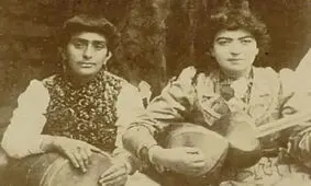 تصویری از یک گروه مطربی زنانه در دوران قاجار