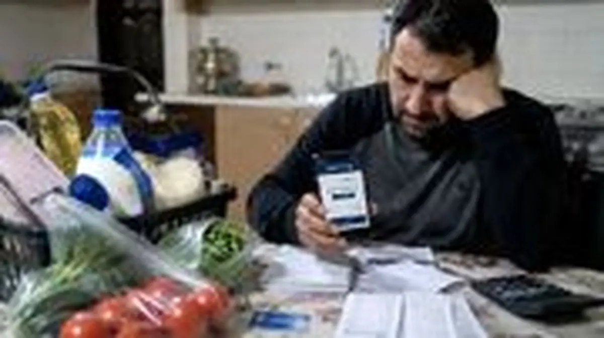 زندگی مقروض طبقه کارگر؛ کارگران برای وعده های غذایی به «خرید اعتباری» پناه آورده‌اند