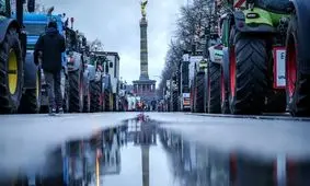 کشاورزان آلمانی با تراکتورهای خود خیابان‌های برلین را بستند/ ویدئو

