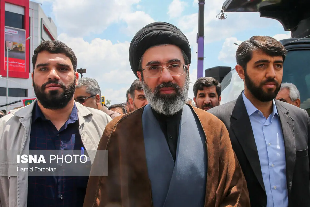 بیعت جمعی از خانواده های شهدا با رهبر جدید انقلاب