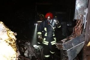 آتش‌ سوزی کارخانه تولید روغن موتور در شهرک سلیمی آذرشهر اطفا شد